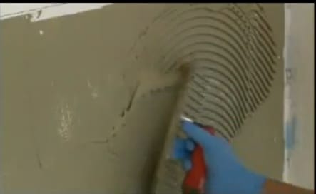 Нанесение плиточного клея на основание зубчатым шпателем