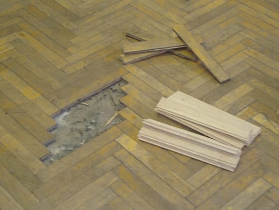 Иногда устранить скрип можно только заменив проблемные элементы паркета