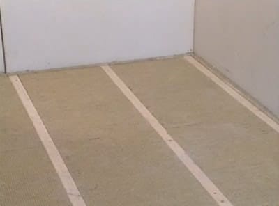В пространство между лагами укладывают утеплитель