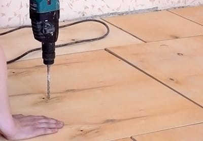 Чтобы фанера не пострадала необходимо просверлить отверстие под саморез